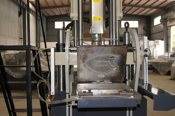 Macchina di plastica dello stampaggio ad iniezione per la mascherina di calzature di sport con il sistema aperto automatico della muffa