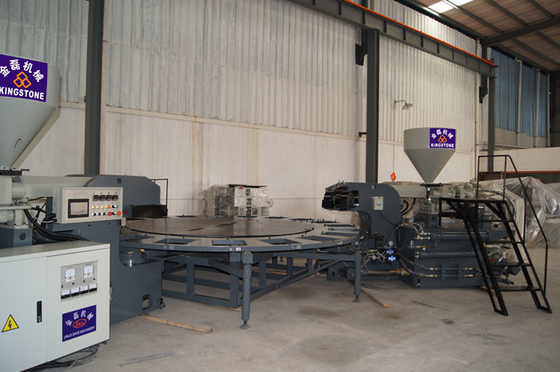 Due lavoratori 2/3 di fresatrice rotatoria di colore TPR sola con 120-220 paia/ora