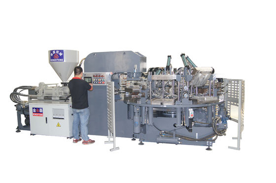 Uno colora la suola di scarpa rotatoria del PVC che fa la macchina