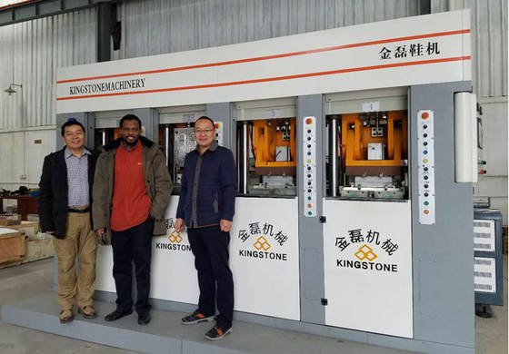 L'Italia disegna macchina di fabbricazione della scarpa di colore di 1/2 la sola con 220 TON Clamping Force