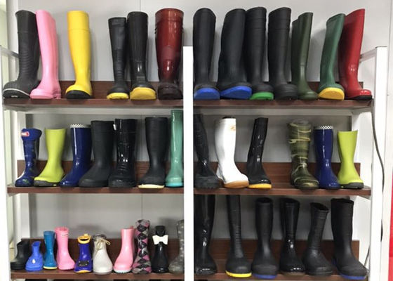 Macchina dello stampaggio ad iniezione di colore 55KW due per Gumboots di plastica