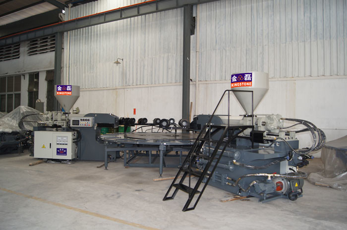 Due lavoratori 2/3 di fresatrice rotatoria di colore TPR sola con 120-220 paia/ora