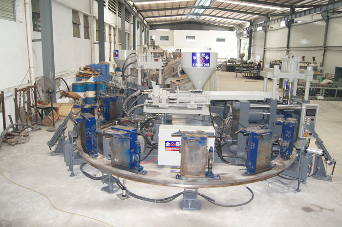 Uno/due stivali del PVC di colore che fanno macchina, linea di produzione di plastica della fabbrica degli stivali di pioggia